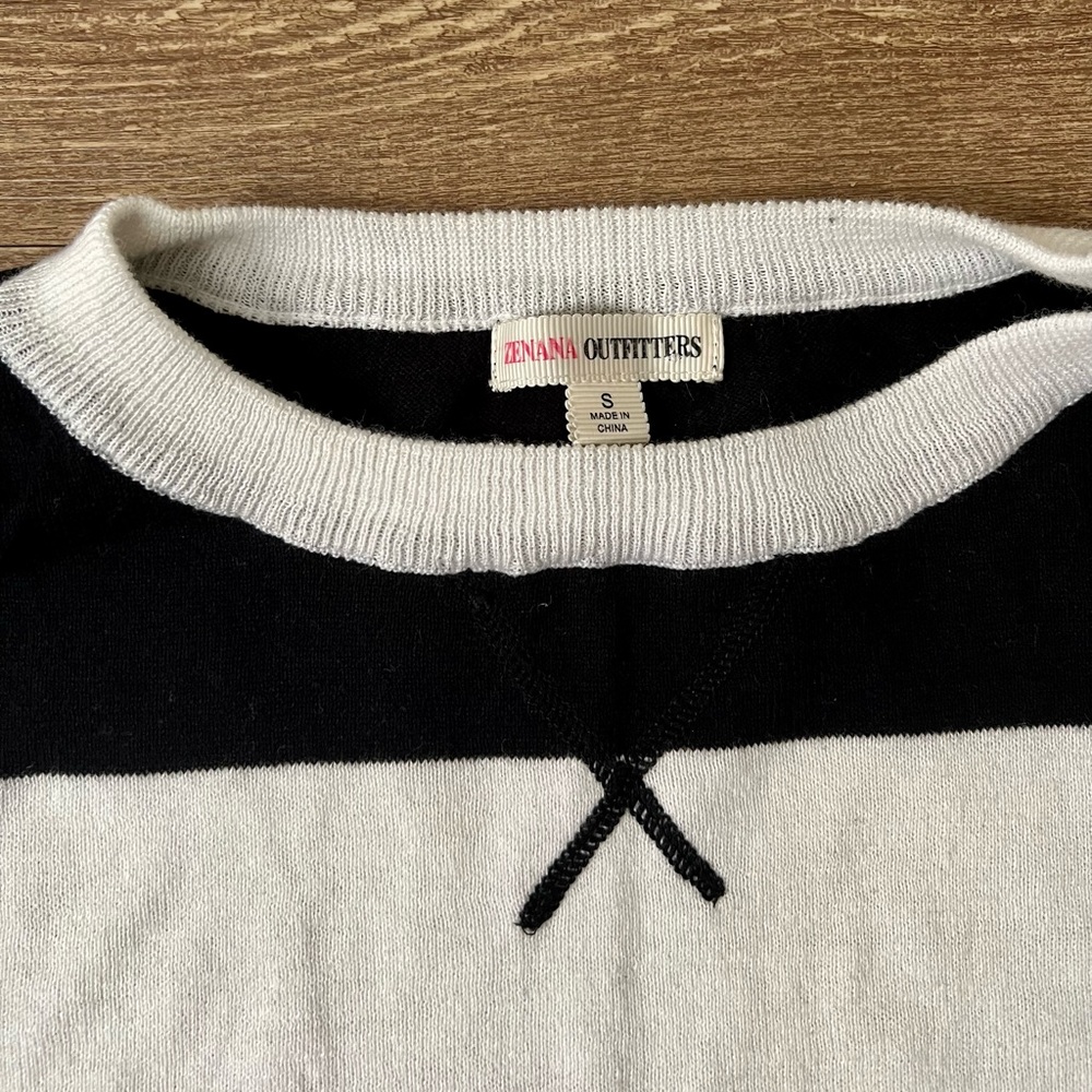 Three sweaters - Picture 9 of 9
